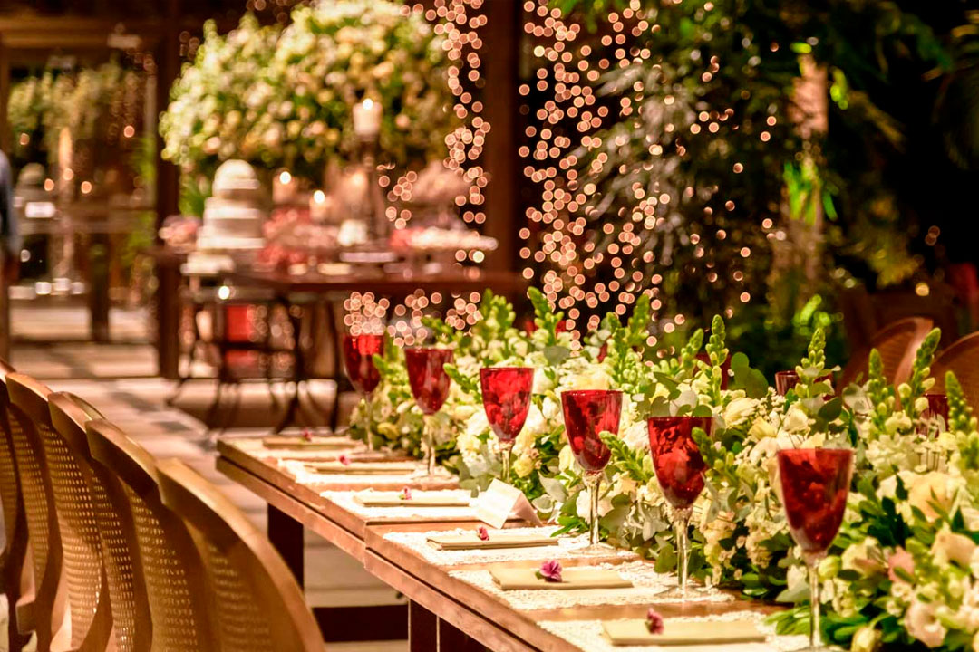mini wedding mesa colorida com taças de noite